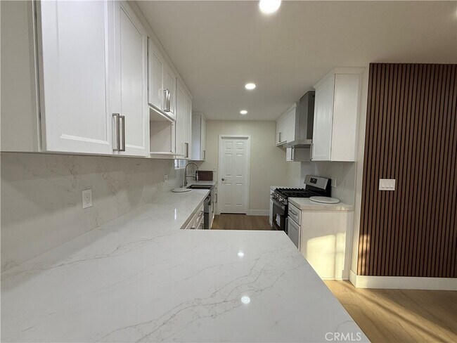 Building Photo - 9123 Woodley Ave