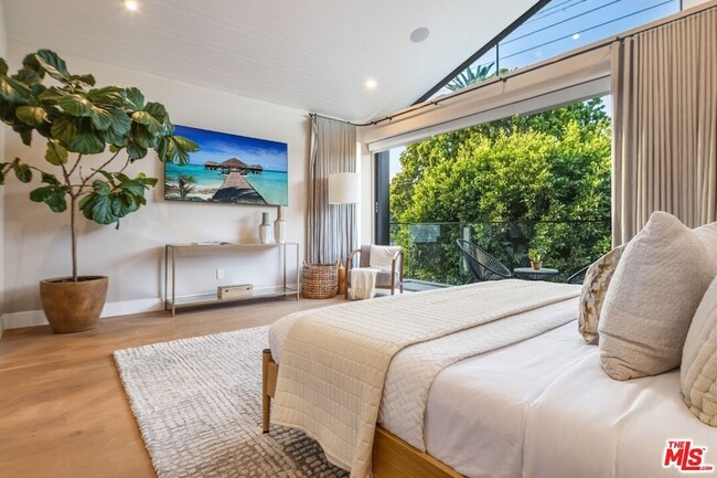 Building Photo - 722 Marine St