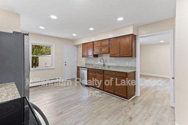 Building Photo - 24034 Meadowlark St