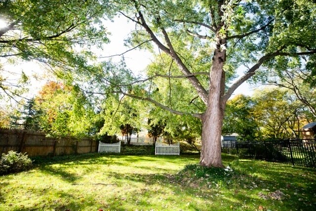 Building Photo - 1327 N Oak St