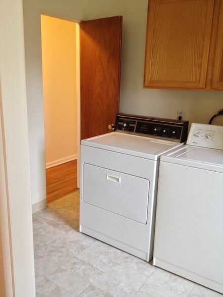In-unit washer and dryer - 1532 Tamarac St