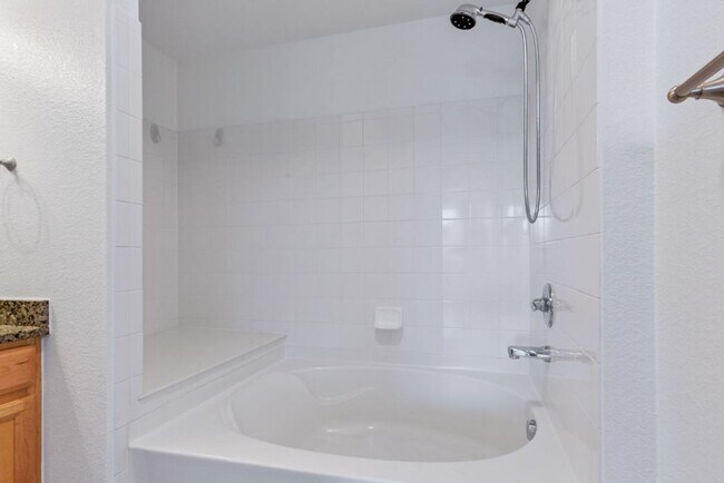 Building Photo - Stylish Longmont Condo with Vaulted Ceilings and Modern Upgrades