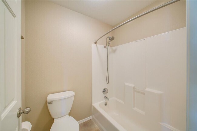 Building Photo - Elegant Condo Near the River