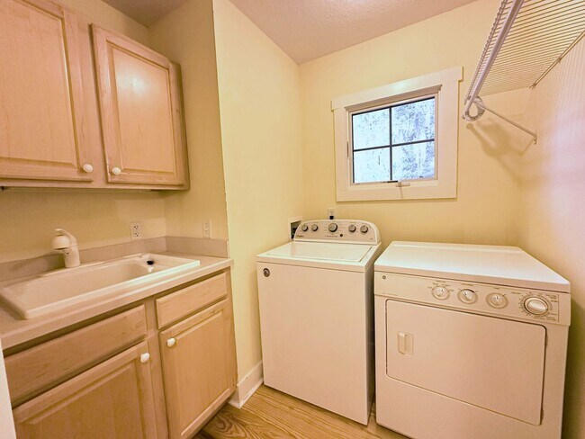 Building Photo - South End 3/2-Quiet, 2 bed/2 bath