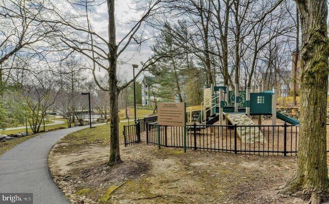 Building Photo - 2440 Blue Spring Ct