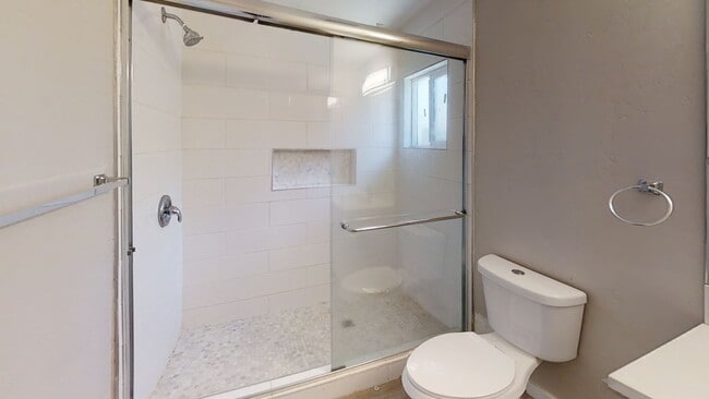 Building Photo - Renovated! 8BD/4BA with POOL!! (Lease Out ...