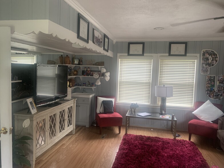 Building Photo - 360 Tuxedo Ave