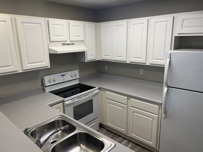 Building Photo - "Charming 2-Bed Townhouse in Fort Walton B...