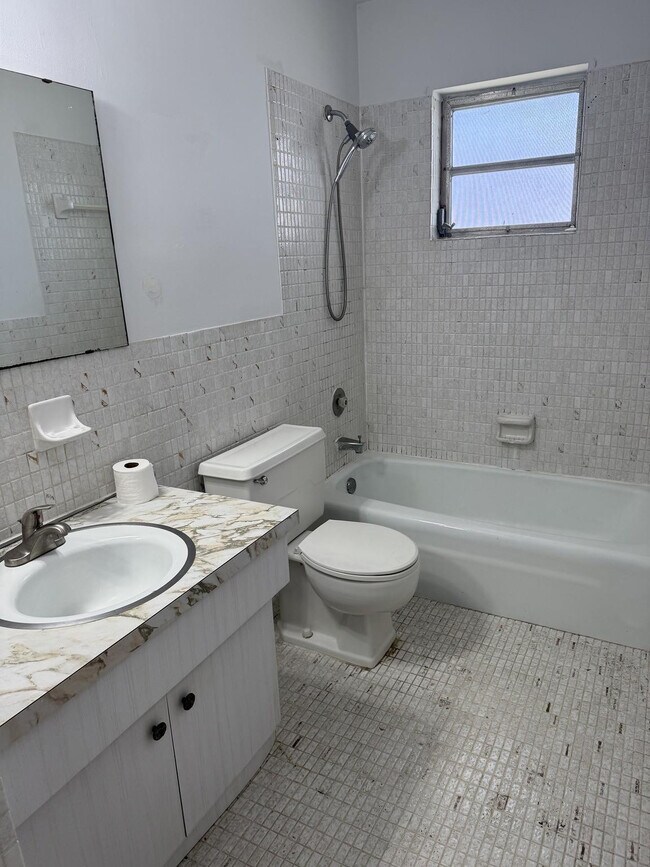 Building Photo - 1901 NE 29th St