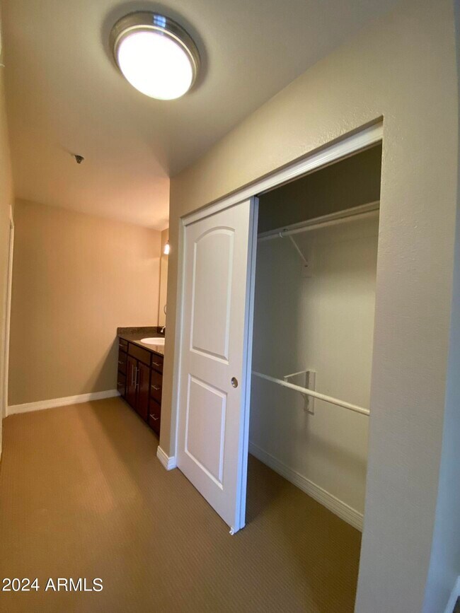 Building Photo - 2025 E Campbell Ave