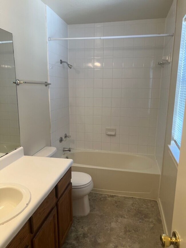 Building Photo - 929