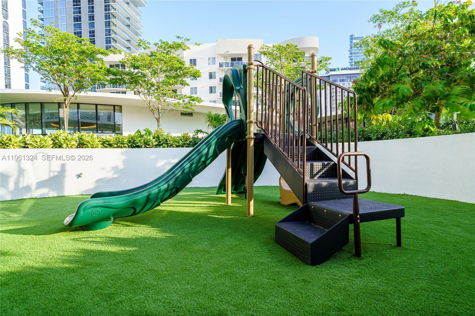 Building Photo - 700 NE 24th St