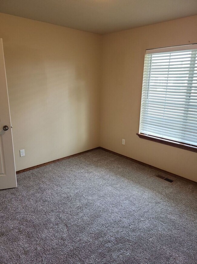 Building Photo - Beautiful home for rent in The Radiant Lake Estates!