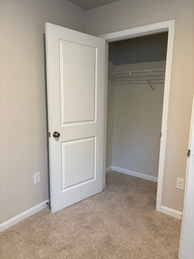 Building Photo - 3 Bedroom 2.5 Bath Townhouse Locust Run Northeastern SD