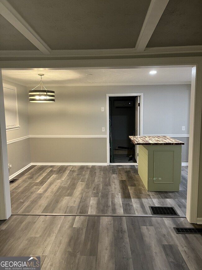 Building Photo - 914 Ozora Rd