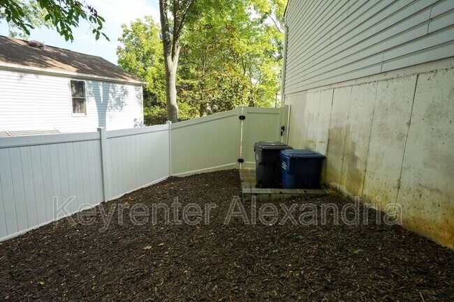 Building Photo - 5901 Beech Tree Dr