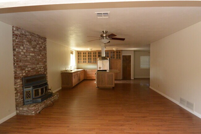 Building Photo - Green Acres Neighborhood