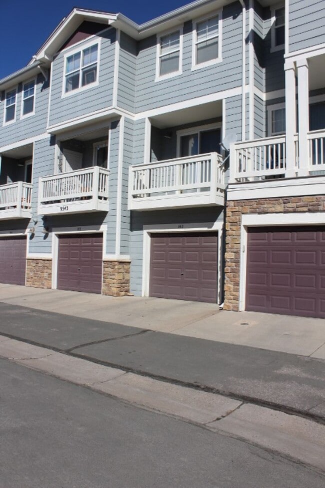 Building Photo - Stonegate Townhouse w/ 3 br/3 1/2 baths!!