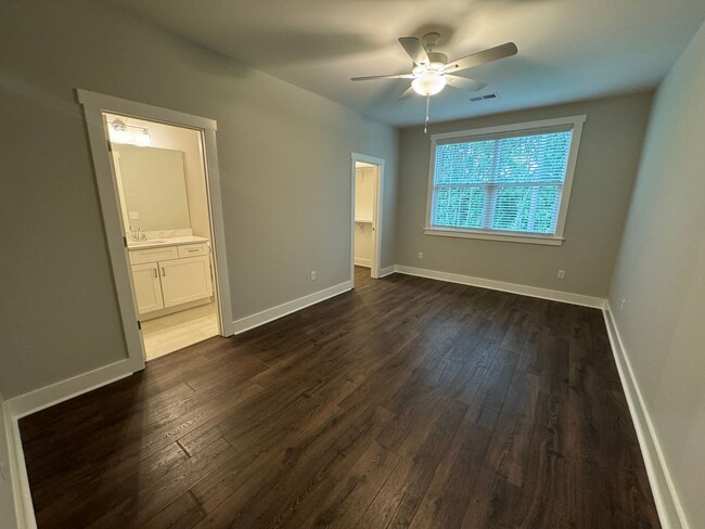 Building Photo - 3BD/3.5BA - LARGE END UNIT @ THE RESERVE