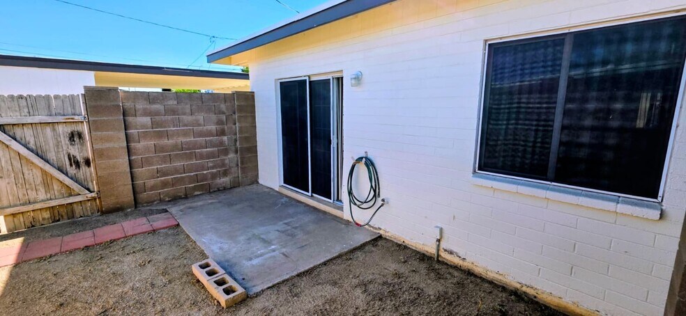 Building Photo - 1041 N Mesa Dr