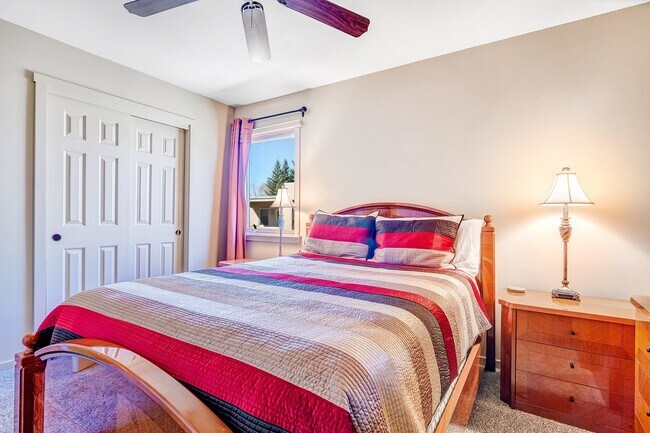 Building Photo - Beautifully Furnished One Bedroom Condo near Hospital Available Now!