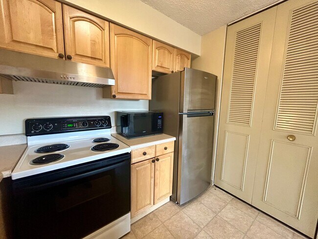 Building Photo - Horizon West Condo for Rent with South-side Views of the Flatiron Mtns