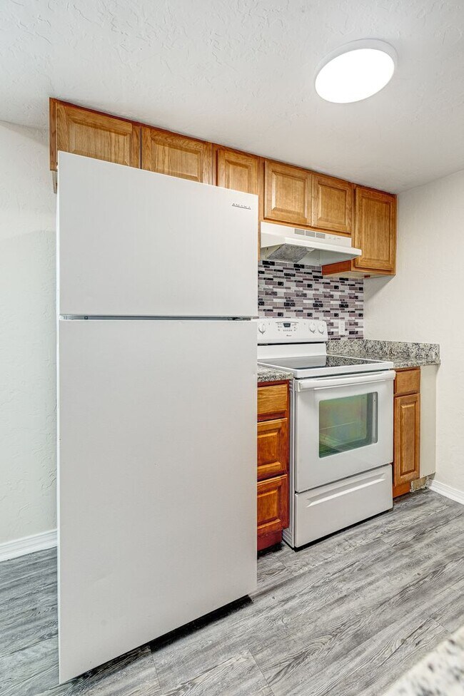 Building Photo - $899 Move In Special - Beautiful 2 bedroom 2 bathroom Apartment with Washer/Dryer hookups