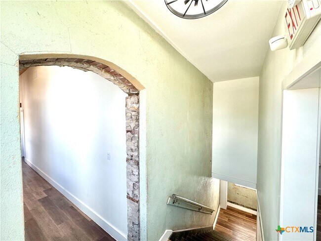 Building Photo - 123 W May St