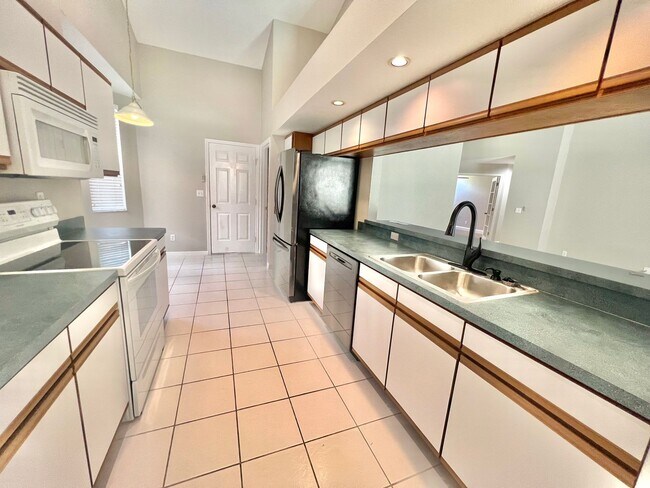 Building Photo - Stunning 3BD/2BTH Pool Home in Tarpon Spri...