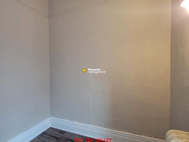 Building Photo - 4 or 5 Bedroom Upper Luxury Apartment with Custom Fireplace in Historic Building