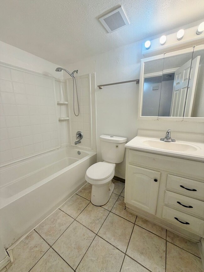 Building Photo - Super central 2 bedroom condo with tile & laminate flooring and in unit laundry! Home is very con...