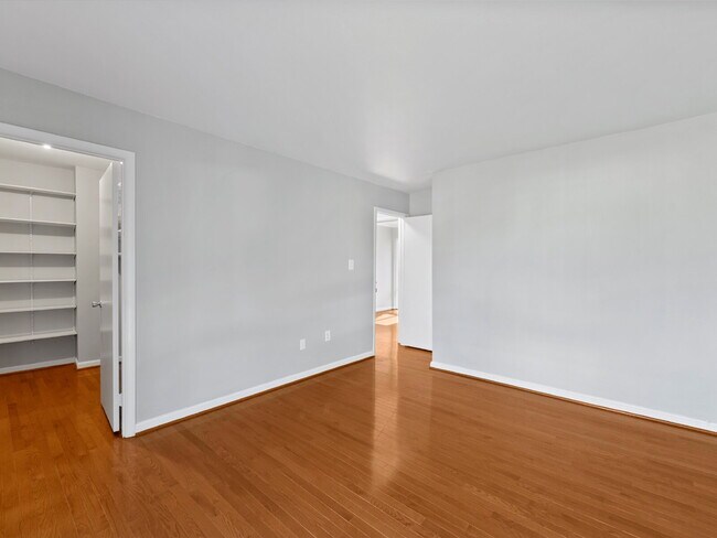 Building Photo - Stylish & Spacious Townhome in Prime Location!