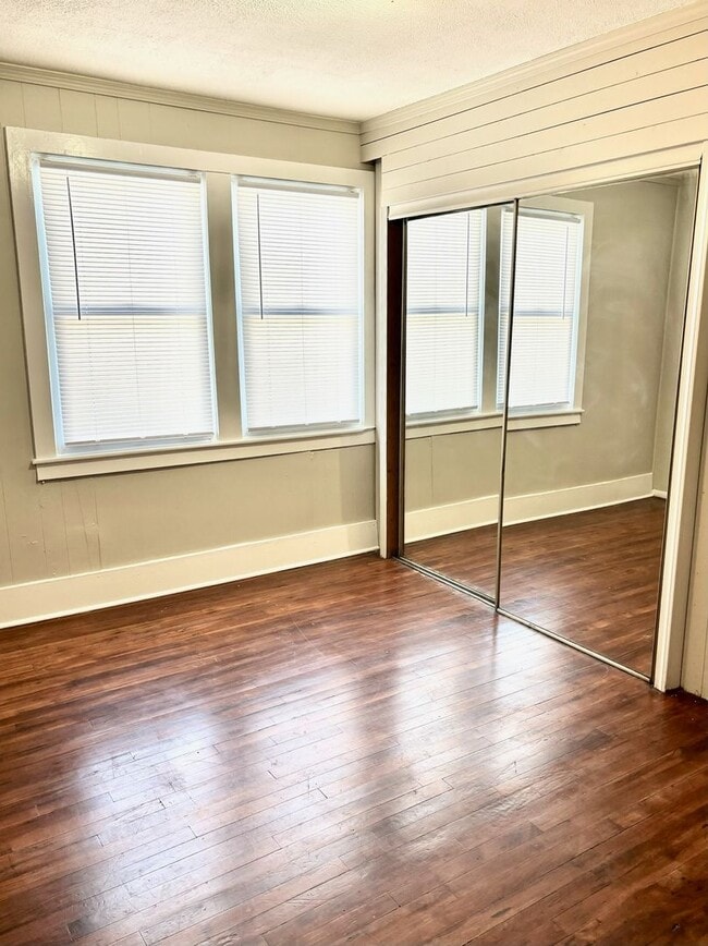 Building Photo - Spacious 2 bedroom home near Churchill Dow...