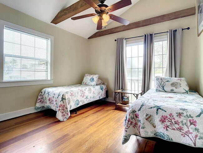 Building Photo - Charming Carriage House
