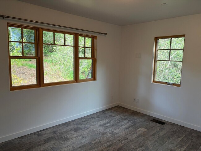 Building Photo - 60 Crestview Ln