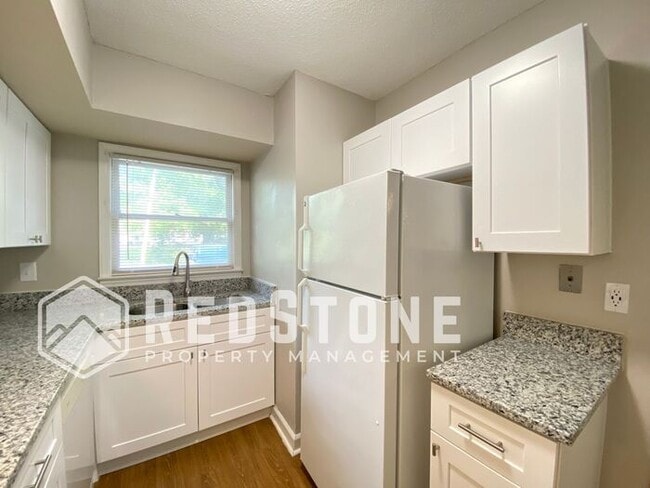 Building Photo - 2 Bedroom, 1.5 Bath - Townhouse