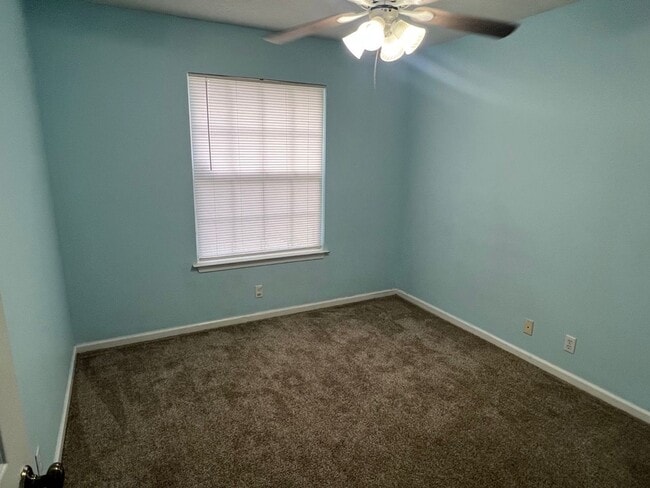 Building Photo - 3BR/2BA Available Immediately