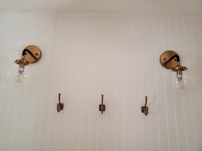 Building Photo - Newly Remodeled Mid Century Style Home!!