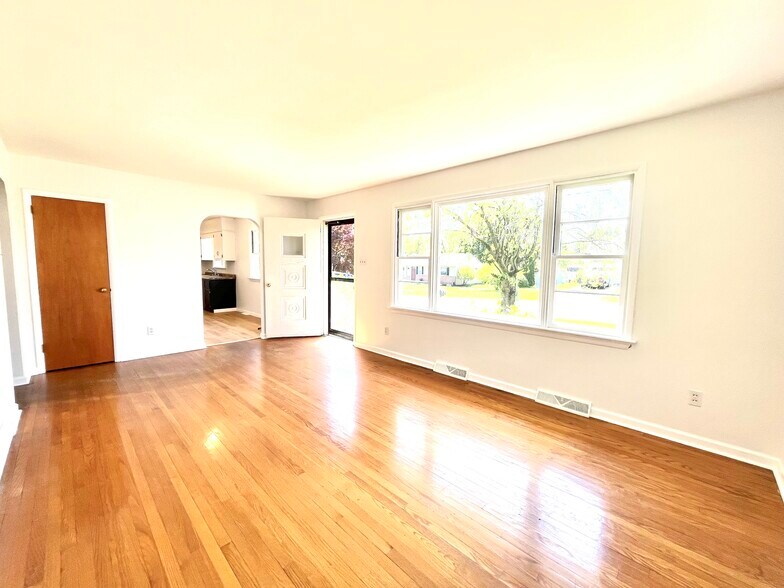 Building Photo - 117 Elmwood Rd