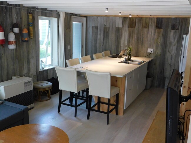 Building Photo - 42 Evergreen Ave