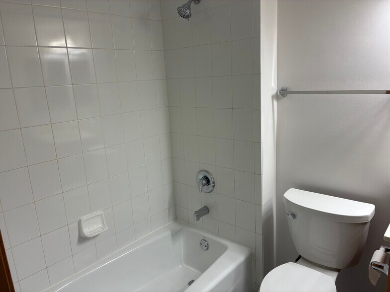 Building Photo - 927 Elderberry Cir