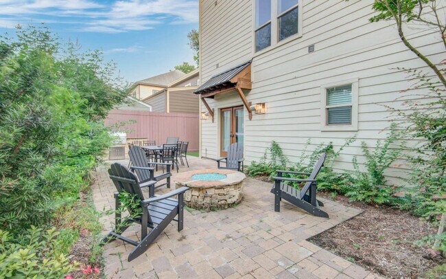 Building Photo - 2323 Woodhead St