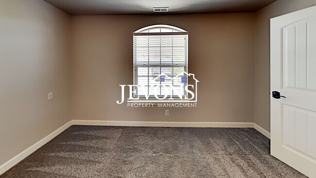 Building Photo - Spacious duplex with master bedroom, backy...