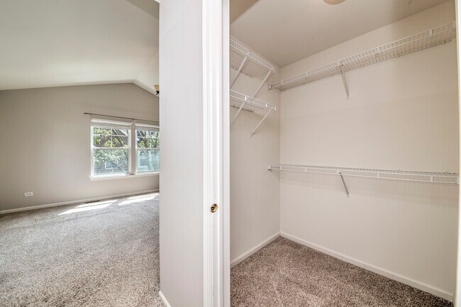 Building Photo - 5565 Cambridge Way