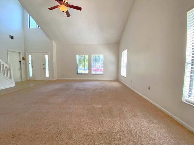 Building Photo - 3015 Crested Cir