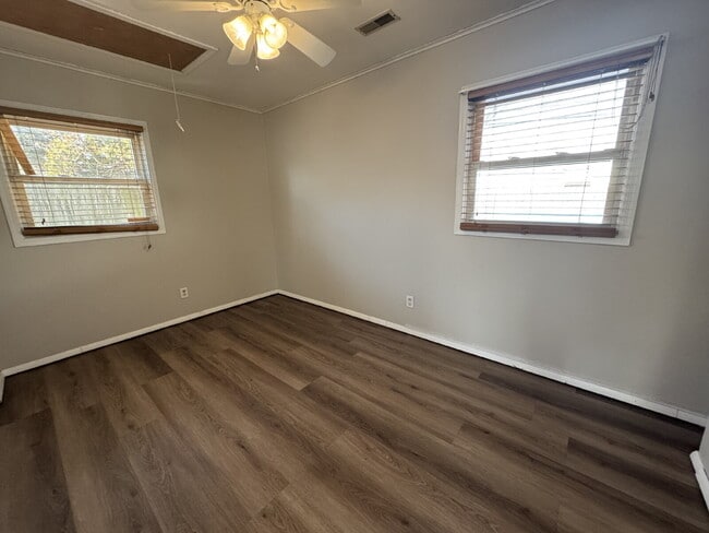 Building Photo - A MUST-SEE HOME IN SPRINGFIELD 2 BEDROOM 1 BATH GEM!