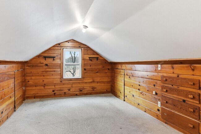 Building Photo - Spacious Three Bedroom!