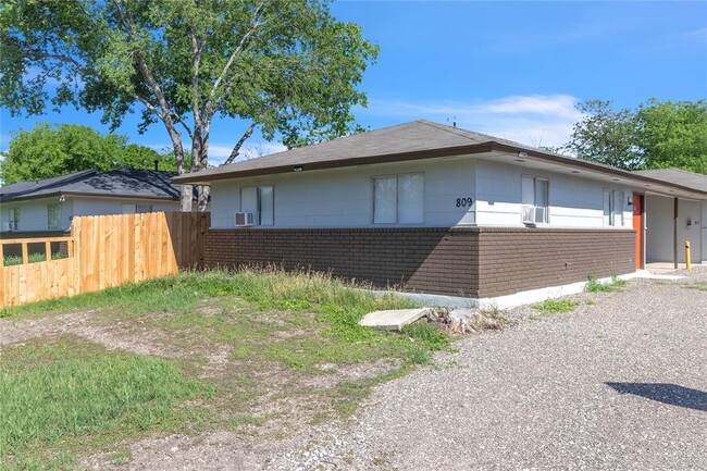 Building Photo - 809 John Adams Dr