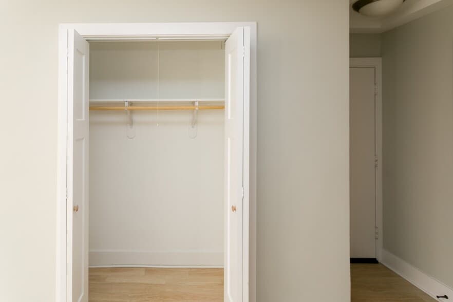 Building Photo - 450 W Wellington Ave