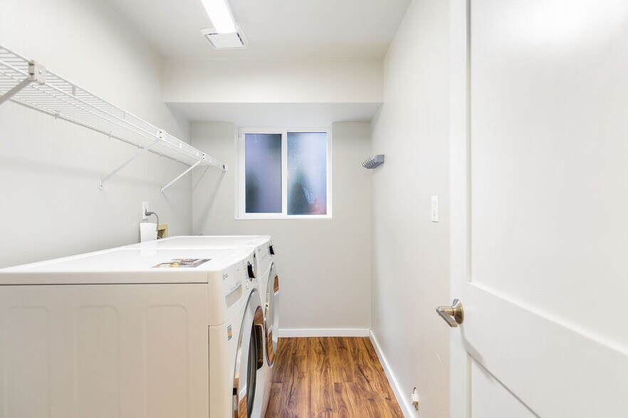 Building Photo - 4403 Powell Pl S